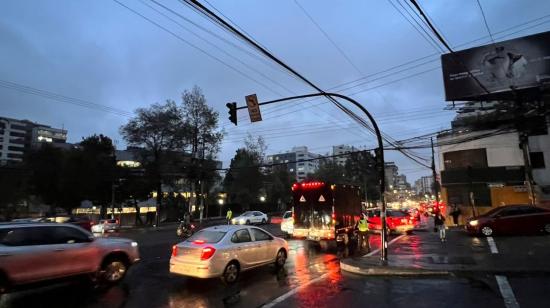 Un agente intenta gestionar el tránsito en la av. 6 de Diciembre y Whymper, el 27 de septiembre de 2024, en Quito.