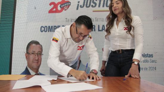 Ivan Saquicela y Luisa Coello candidatos a la presidencia por Democracia Sí incribieron su candidatura por linea al CNE.