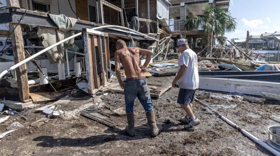 Dos hombres observan los escombros que dejó el huracán Helene en Estados Unidos, el 27 de septiembre de 2024.