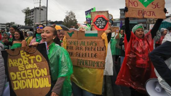 Mujeres se manifiestan durante una marcha para exigir la despenalización total del aborto, en Quito, el 28 de septiembre de 2024.