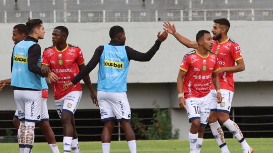 Los jugadores de Deportivo Cuenca festejan un gol en el estadio Gonzalo Pozo Ripalda, el domingo 29 de septiembre de 2024.