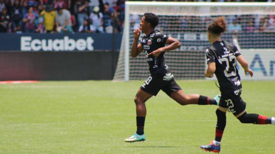 Jugadores de Deportivo Quito celebrando su gol ante Santa Elena, 29 de septiembre de 2024.