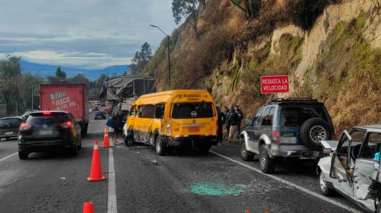 Nueve personas heridas por choque múltiple en la avenida Simón Bolívar, en Quito