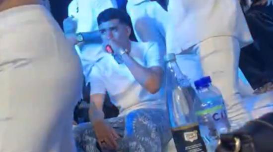 kendry Páez fuma un 'vape' durante un concierto en Guayaquil, el 28 de septiembre de 2024.