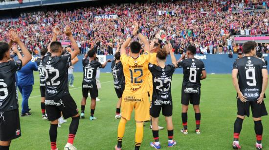 Los jugadores del Deportivo Quito luego de la victoria ante Santa Elena en la ida de los 32avos de final de los playoffs de ascenso de Segunda Categoría, el domingo 29 de septiembre, en el estadio Banco Guayaquil.