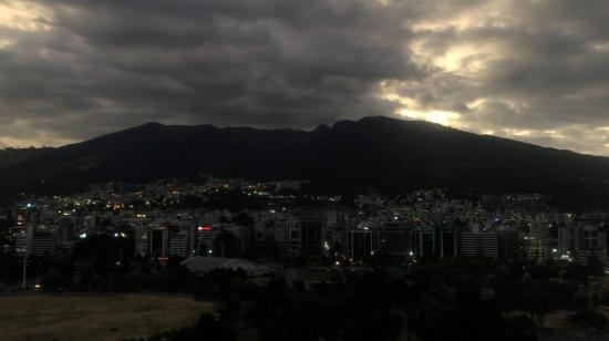 Edificios del centro norte de Quito, por el parque La Carolina, con algunas de sus ventanas apagadas, en la tarde del 23 de septiembre de 2024.