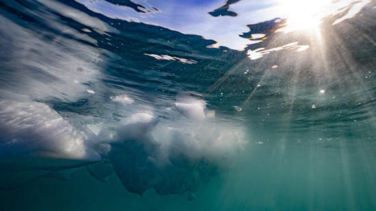 Fotografía submarina de fragmentos de un iceberg derritiéndose debido a temperaturas inusualmente altas, 16 de agosto de 2023.