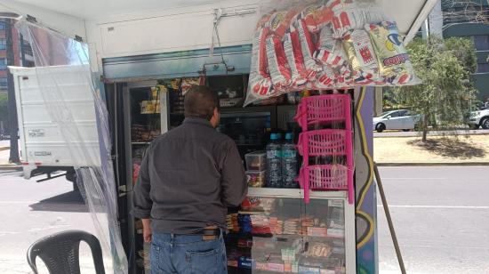 Una persona compra productos en un kiosco, ubicado en el centro norte de Quito, el 23 de septiembre de 2024. Imagen referencial.