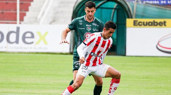 Jugadores de Técnico Universitario y Mushuc Runa disputan un balón durante la Fecha 8 de la segunda etapa de la LigaPro, el lunes 30 de septiembre.