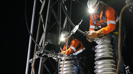 Técnicos de la Empresa Eléctrica Quito realizan mantenimiento en la subestación El Bosque, en el norte de la capital, el 19 de septiembre de 2024.