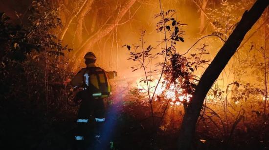 Un bombero boliviano tratando se apagar el fuego, 26 de septiembre de 2024.