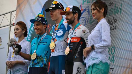 El ciclista ecuatoriano Martín López, que forma parte del Astana Qazaqstan Team, en el podio de de la etapa reina en Malasia, celebrada este lunes 1 de octubre de 2024.