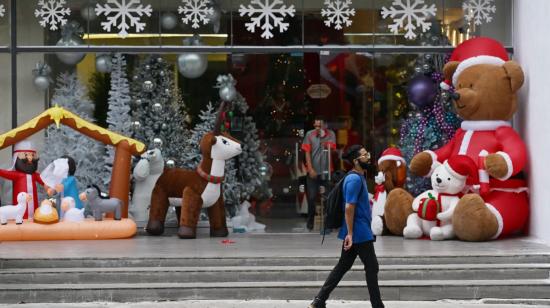 Locales comerciales en Caracas, Venezuela, tienen decoraciones navideñas como parte de las festividades que iniciaron este 1 de octubre.