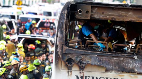 Policía tailandesa inspeccionando un autobús quemado en la calle Vibhavadi Rangsit en Bangkok, 1 de octubre de 2024.