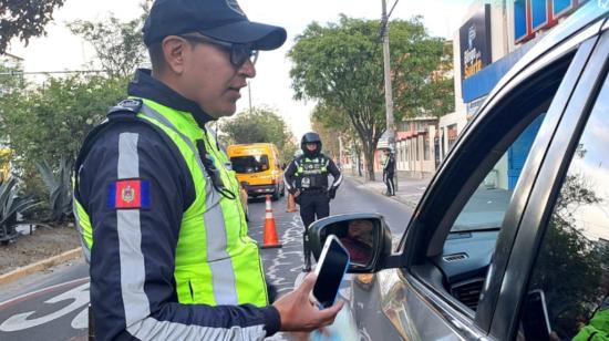 Agente de tránsito realiza un control en Quito, el 17 de septiembre de 2024.