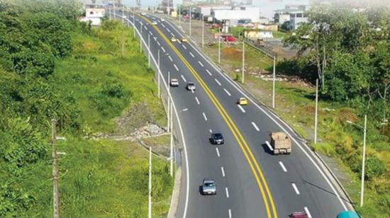 Imagen referencial de la vía Alóag-Santo Domingo.