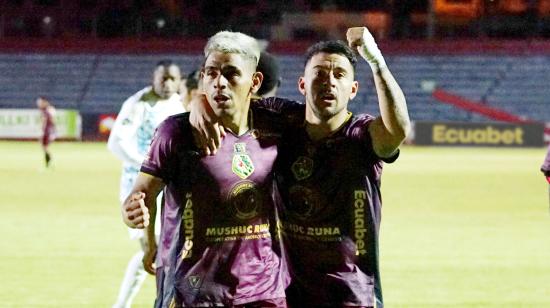 Los jugadores de Mushuc Runa celebran un gol frente a Emelec, el 11 de agosto en el estadio La Cocha de Latacunga.