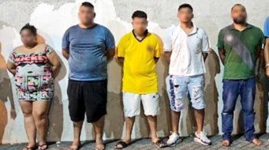 Cinco sujetos detenidos el 1 de octubre de 2024 en delito flagrante por extorsión en Guayaquil.