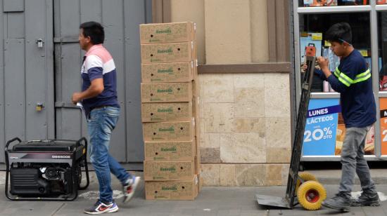 Un generador en las calles de Cuenca por los cortes de luz, 16 de noviembre de 2023.