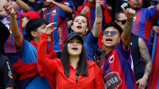 Hinchas del Deportivo Quito alientan durante el partido de ida de los 'playoffs' nacionales de Segunda Categoría, ante Santa Elena el 29 de septiembre de 2024.