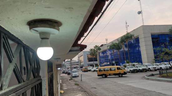 Casas circundantes a la Empresa Eléctrica de La Garzota, en el norte de Guayaquil, con fluido eléctrico durante un corte programado para el área, la tarde del martes 1 de octubre 2024.