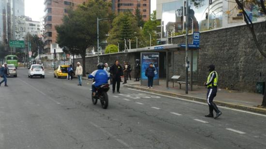 Agente de la AMT vigila el tránsito en la av. 6 de Diciembre y Bosmediano, en Quito.