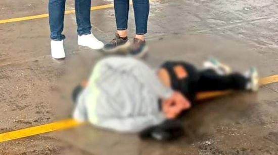 Un delincuente resultó herido cuando intentaba robar en una gasolinera de Guayaquil, la noche de este 2 de octubre de 2024.