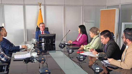 Imagen referencial del ministro de Finanzas, Juan Carlos Vega, en su despacho en Quito, 2 de octubre de 2024.