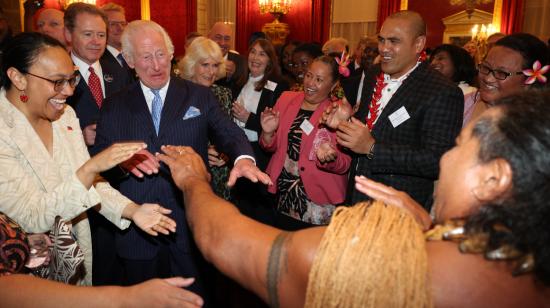 El rey Carlos III bailando con l exjugador de rugby samoano Freddie Tuilagi, 2 de octubre de 2024.