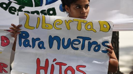 Mujer sostiene un cartel en una manifestación de familiares de adolescentes detenidos durante las protestas contra los resultados de elecciones, 26 de septiembre de 2024.