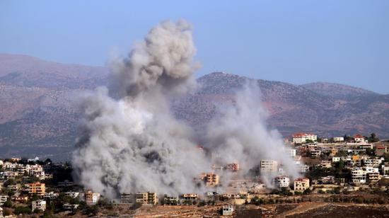 Fotografía referencial de una columna de humo que emerge tras un ataque aéreo israelí sobre la villa de Khiam, cerca de la frontera con Israel en el sur de Líbano, el 3 de septiembre de 2024.