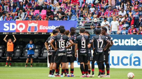 Los jugadores del Deportivo Quito durante los playoffs de Segunda Categoría, el 29 de septiembre, ante Santa Elena en el estadio Banco Guayaquil.