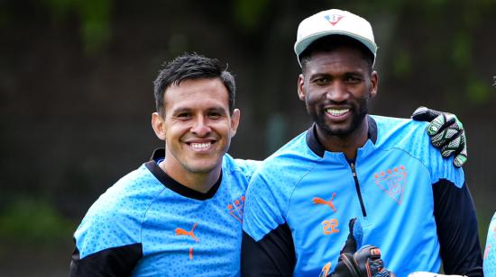 Gonzalo Valle y Alexander Domínguez, durante un entrenamiento con Liga de Quito, el 9 de julio de 2024.