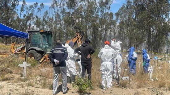 La Fiscalía culminó la exhumación de 95 cadáveres en Ambato, este 4 de octubre de 2024.