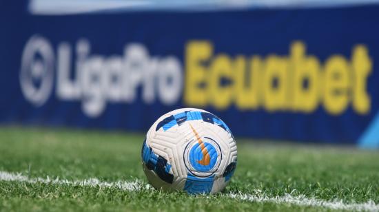 Un balón de fútbol, durante un partido de Liga de Quito ante Delfín, el 29 de septiembre de 2024.