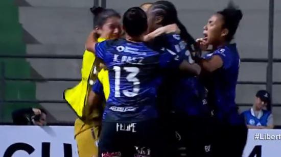 Las jugadoras de Dragonas IDV festejan en el partido ante Ferroviária por la Copa Libertadores Femenina, el 4 de octubre de 2024.