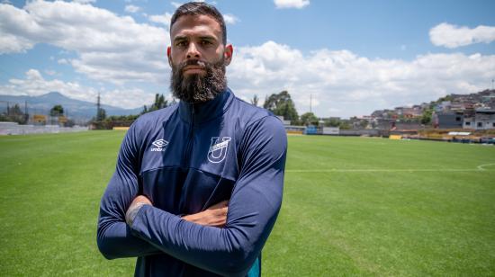 El futbolista venezolano Jhon Chancellor posa para una foto en el complejo de Universidad Católica, en La Armenia, en septiembre de 2024.