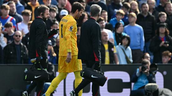 El portero brasileño, Alisson Becker, abandona el campo de juego tras sufrir una lesión durante el partido de la Premier League entre Crystal Palace y Liverpool, el sábado 5 de octubre de 2024.