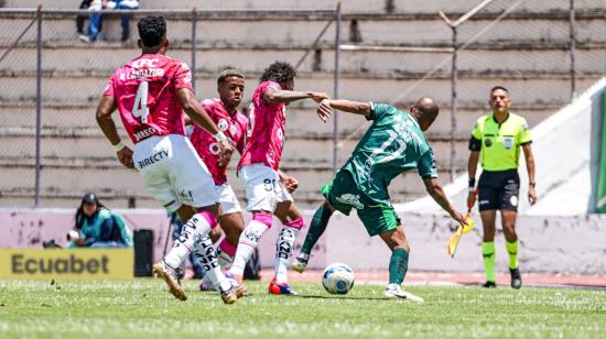 Los jugadores de Mushuc Runa e Independiente del Valle disputan la pelota en el partido por la Fecha 9 de la segunda etapa, el 5 de octubre de 2024.