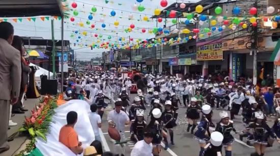 Estudiantes y ciudadanos escapan tras una balacera durante un desfile en Naranjito.