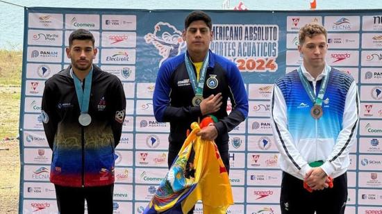 David Farinango (centro) en el podio tras coronarse campeón del Sudamericano de Aguas Abiertas en Cali, el sábado 5 de octubre de 2024.