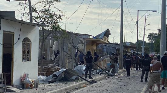 Una bomba explotó en una casa del barrio Blanca García, en Machala.