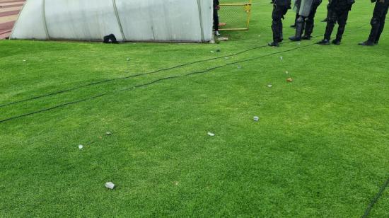 Piedras, pedazos de hielo y huevos lanzó la hinchada de Barcelona al túnel del camerino visitante al cierre del primer tiempo ante El Nacional, en Quito, el 5 de octubre de 2024.