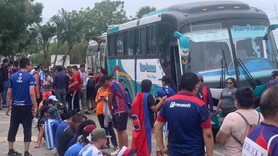 Hinchas del Deportivo Quito llegaron a Samborondón en bus para el partido ante Santa Elena por los 'playoffs' de Segunda Categoría, el domingo 6 de octubre de 2024.