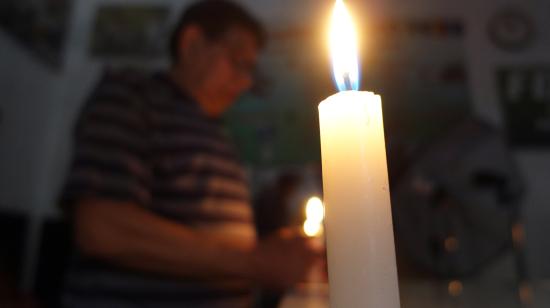 Imagen referencial de una vela en Cuenca, en medio de los cortes de luz masivos, el 27 de septiembre de 2024.