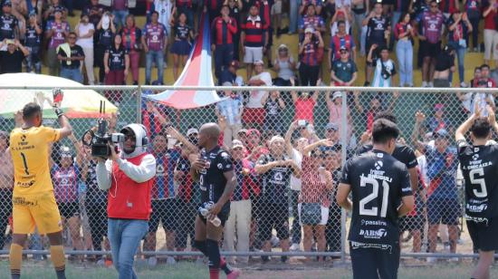 Los jugadores del Deportivo Quito festejan con sus hinchas la clasificación a los 16avos de final de los 'playoffs' de Segunda, el domingo 6 de octubre de 2024, en Samborondón.