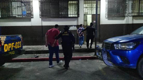 Supuestos traficantes de migrantes detenidos en Guatemala, el 6 de octubre de 2024.