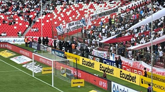 La Policía se ubica en la general sur baja del estadio Rodrigo Paz Delgado luego de las detonaciones durante el partido entre Liga de Quito y Orense, el domingo 6 de octubre de 2024.