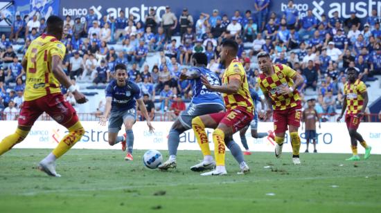 Jugadores de Emelec y Aucas durante el partido de la Fecha 9 de la LigaPro el domingo 6 de octubre de 2024, en el estadio Capwell,