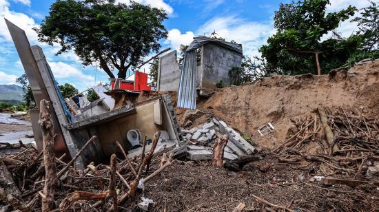 Fotografía de los escombros de una casa destruida por la creciente del río de San Agustín tras el paso del huracán John, este viernes en Acapulco (México), el 4 de octubre de 2024.